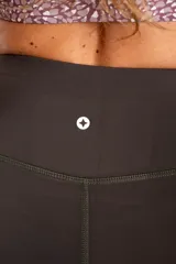 Legging deportivo de tiro alto en color negro, con ajuste ceñido al cuerpo y diseño minimalista.