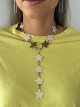 Gargantilla plateada con eslabones y dijes de estrellas.