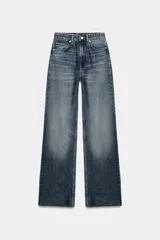 Jeans de tiro alto con diseño de cinco bolsillos y perneras anchas de corte largo, acabado con bajo sin costuras. Cuenta con cierre frontal de cremallera y botón metálico.