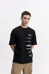 Remera negra de manga corta con escote redondo, ajuste regular y estampado frontal con texto en blanco.