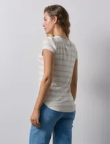 Remera de modal color crudo con rayas horizontales color beige, cuello redondo y mangas cortas.