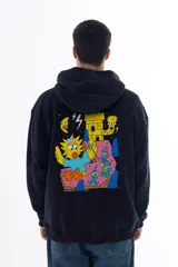 Buzo hoodie negro con estampa en la espalda de Maggie Simpson gigante, una torre eléctrica, duendes, rayos y una luna sonriente.