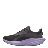 Championes de running Under Armour modelo W Ascend, color negro con detalles en violeta en la entresuela y logo. Confeccionados en malla transpirable con refuerzos sintéticos.