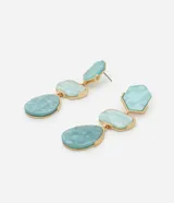 Aros colgantes con tres formas geométricas de resina color celeste y engarce dorado. Cierre a rosca.