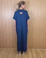 Vestido largo tipo remerón, suelto y cómodo, de corte recto con mangas cortas y cuello redondo.