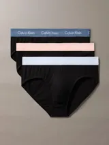 Pack de tres slips de algodón con cintura elástica distintiva de Calvin Klein. Diseño de talle medio con acabado que elimina la humedad para mayor frescura.