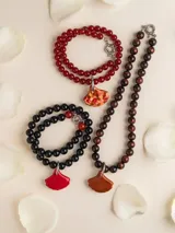 Collar con cuentas de piedras naturales rojas y dije de porcelana en forma de hoja con detalles multicolor, cierre de acero quirúrgico.