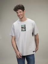 Remera color gris claro con estampa rectangular de una piscina en Palm Springs.