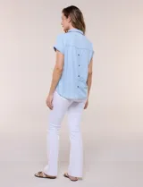 Blusa blanca de algodón y viscosa, con cuello camisero, escote en V y mangas cortas con vuelta.
