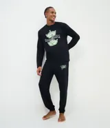 Pijama de algodón color negro compuesto por una remera de manga larga con estampa frontal de los Aliens de Toy Story y un pantalón largo con cintura elástica.