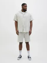 Camisa de manga corta con cuello resort y fit regular. Prenda liviana y fresca ideal para armar looks de verano con estilo. Diseñada para combinar comodidad y tendencia en un solo diseño. Cierre frontal con botones. Corte recto que aporta libertad de movimiento y un look relajado. Perfecta para usar abierta sobre una remera o sola para un estilo más pulido.