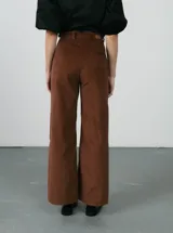 Pantalón de pana color ladrillo, de corte recto y tiro alto.