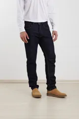 Pantalón de jean azul oscuro, corte recto, con bolsillos delanteros y traseros.