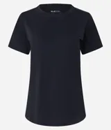 Remera básica de cuello redondo y manga corta, confeccionada en algodón peruano de alta calidad. Presenta un diseño liso y versátil, ideal para uso diario.