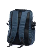 Mochila Umbro modelo Gon, color azul oscuro, con solapa superior que se cierra con hebilla ajustable y bolsillo lateral para botella. Presenta el logo de Umbro en la solapa.