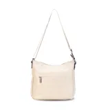 Bandolera de cuero sintético color mostaza, con dos bolsillos frontales con cierre, apertura superior con cierre, división interna y bolsillo trasero con cierre. Incluye correa larga regulable combinada en tonos mostaza y beige.