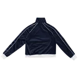 Campera azul marino de tela deportiva satinada, con calce al cuerpo, cuello alto, bolsillos con cierre, cordones en mangas y puños color crema en contraste.