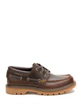 Zapato tipo náutico Caterpillar, confeccionado en cuero marrón con costuras reforzadas, cordones al tono y suela de goma dentada en color tostado.