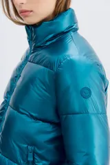 Campera puffer metalizada color verde petróleo, con cuello alto, cierre frontal y bolsillos con cierre.