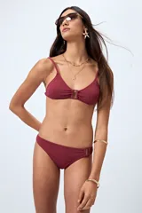 Bombacha de bikini color azul con textura arrugada, corte clásico y detalle de aro en uno de los laterales.