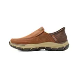 Zapatos casuales Skechers Slip-ins Relaxed Fit Respected Elgin de cuero marrón, con diseño sin cordones estilo mocasín, talón moldeado y suela Goodyear.