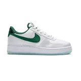 Championes Nike Air Force 1 07, con diseño de corte bajo en color blanco y detalles en verde esmeralda en el swoosh, talón y forro interior. Presentan una suela de goma con acabado traslúcido y tecnología Air.
