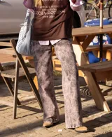 Jean de corte ancho y tiro alto, con efecto acid wash en tonos rosado y negro.