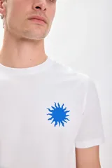 Camiseta blanca de manga corta con estampa azul en la espalda que dice "Poolside Social Club California U.S.A.".