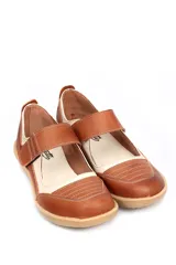 Zapato tipo guillermina de cuero, con diseño combinado en tonos marrón y beige. Presenta cierre con tira de velcro en el empeine, costuras decorativas visibles y suela plana de goma en color tostado.
