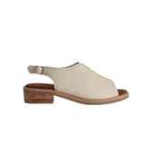 Sandalias amarillas de cuero con puntera abierta, taco bajo de madera y tira trasera con hebilla.