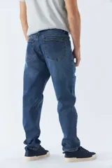 Pantalón de jean de hombre, corte slim cropped, con bolsillos y cremallera.