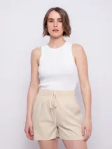 Short color beige, de corte holgado, con cintura elastizada y cordón ajustable.