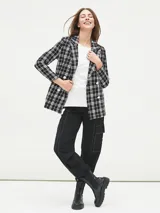 Blazer marrón con estampado a cuadros, doble botonadura y solapas de muesca.