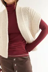 Polera de algodón color bordó, con cuello alto y mangas largas. Presenta un diseño ajustado al cuerpo con costuras visibles en los puños.