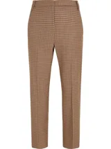 Pantalón de vestir marrón con estampado de cuadros, corte slim y pierna recta.