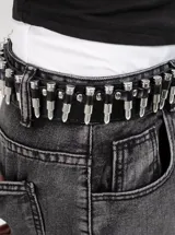 Cinto de poliuretano color negro decorado con apliques metálicos plateados en forma de bala.