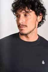 Buzo de cuello redondo en color negro, con diseño liso y pequeño logo bordado en el pecho.