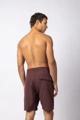 Short de baño color bordó con cordón de ajuste blanco en la cintura y pequeño parche con logo en el ruedo.