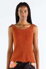 Musculosa tejida en punto canalé con mezcla de viscosa y hilos metálicos Lurex color naranja, con escote bote y sin mangas.