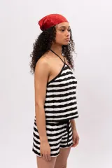 Top tejido de algodón a rayas horizontales blancas y negras, con cuello halter y espalda descubierta.