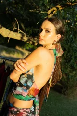 Top corto multicolor con estampado abstracto, escote halter y espalda descubierta.