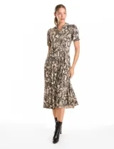 Vestido midi de seda fría con estampado animal print. Presenta cuello con solapa, escote en V con cierre frontal de botones, mangas cortas con terminación fruncida y lazo de ajuste en la cintura.