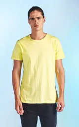Remera de algodón pima premium color amarillo lima, con corte regular y cuello redondo acanalado al tono.