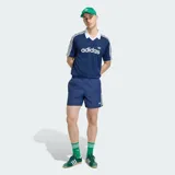 Camiseta Adidas Archive Collar Engineered de manga corta, color azul marino con diseño de finas rayas verticales tono sobre tono. Presenta cuello polo en V y cuello en color blanco, con las icónicas tres tiras de la marca en los hombros y mangas, y el logo de Adidas Originals estampado en el pecho en color blanco.