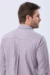 Camisa de corte clásico con estampado de cuadros en tonos rosa, azul y blanco, manga larga con puños abotonados y cuello con botones.