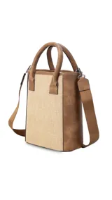 Matera con diseño frontal en telar rayado y liso en tonos beige y marrón, con laterales y asas en cuero sintético marrón. Incluye correa de galón ajustable.