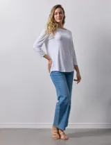Remera blanca de modal con cuello cuadrado y aplique de aros metálicos.