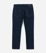 Pantalón de jean slim fit color azul oscuro, con bolsillos delanteros y traseros.