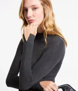 Blusa de viscosa color gris oscuro, con cuello alto y mangas largas.