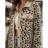 Sobre camisa de pana con estampado animal print, cuello camisero, mangas largas y cierre frontal con botones.